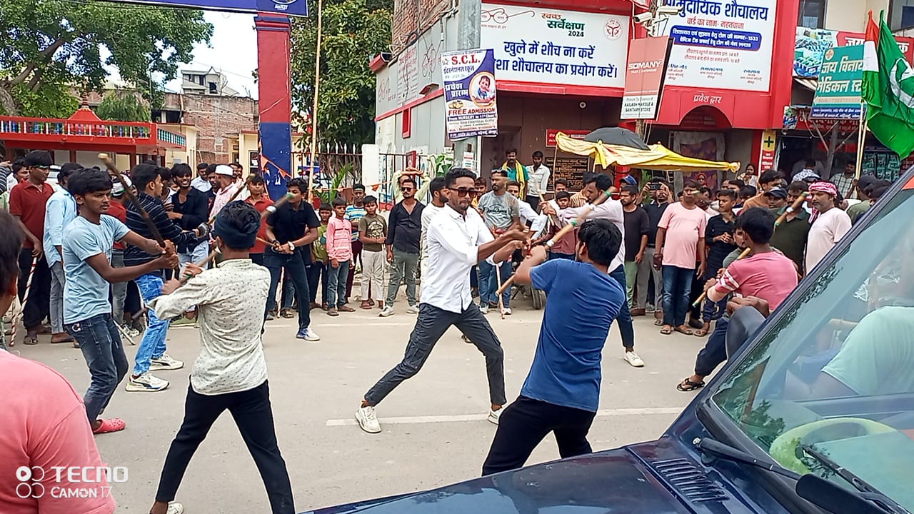 जौनपुर जनपद के मड़ियाहूं  नगर में सुन्नी मुस्लिम समुदाय के द्वारा नगर में ऐतिहासिक मोहर्रम के सातवें दिन अखाड़ो के द्वारा निकाला गया।